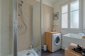 Bruser, hårtørrer, håndklæder