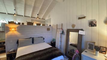 1 slaapkamer, een strijkplank/strijkijzer, beddengoed