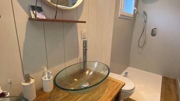 Een haardroger, handdoeken, zeep, toiletpapier