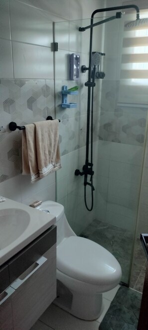 Toallas, jabón, papel de baño 
