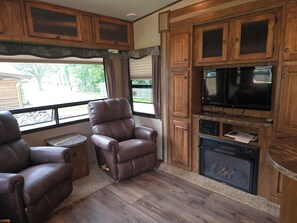 Smart TV, fireplace