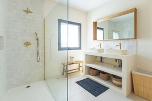 Shower, hair dryer, towels