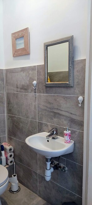 Shower, hair dryer, towels, soap - Double room, Nice, 10 mins from the beach, private shower + WC (Nice)