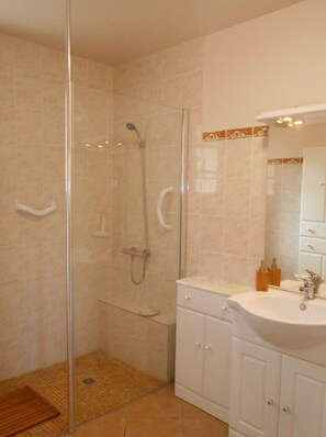 Séchoir à cheveux, serviettes fournies