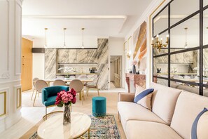 Apartamento, vistas a la ciudad | Zona de estar | Una oficina