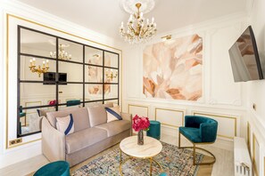 Apartamento, vista para a cidade | Área de estar | Escritórios