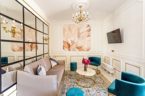 Apartamento, vista para a cidade | Área de estar | Escritórios