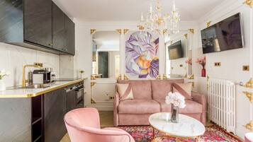 Departamento, balcón, vista a la ciudad | Área de sala de estar | Oficina