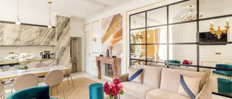 Apartment, Stadtblick | Wohnbereich