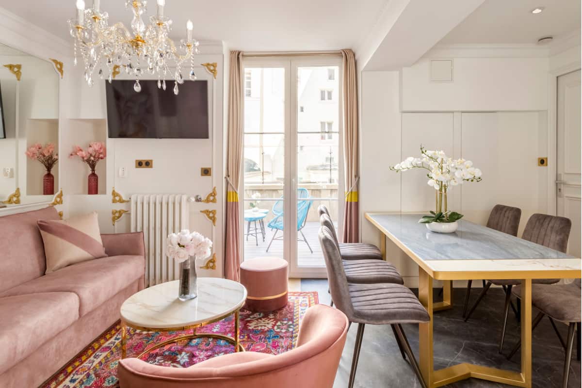 Apartamento, balcón, vistas a la ciudad | Zona de estar | Una oficina