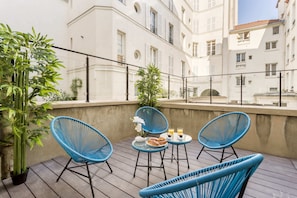 Appartamento, balcone, vista città | Interni