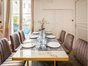 Apartment, Balcony, City View | Living area | 43-inch Smart TV with cable channels, Netflix, streaming services - Merveil Luxury Suites - Bac I-II (Paris)