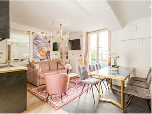 Apartment, Balcony, City View | Living area | 43-inch Smart TV with cable channels, Netflix, streaming services - Merveil Luxury Suites - Bac I-II (Paris)