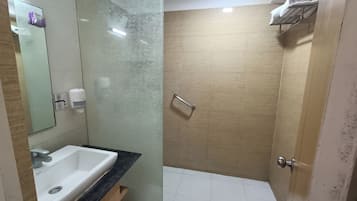 Douche, serviettes fournies, savon, papier toilette