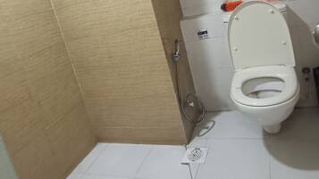 Douche, serviettes fournies, savon, papier toilette