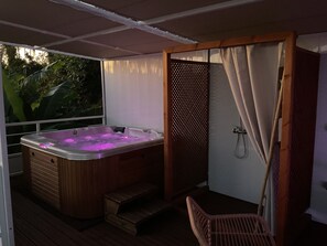 Outdoor spa tub