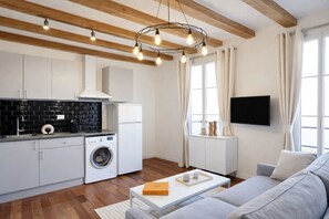 Leilighet – superior, bakgårdsutsikt | Oppholdsområde | En 80-centimeters smart-TV med digitale kanaler