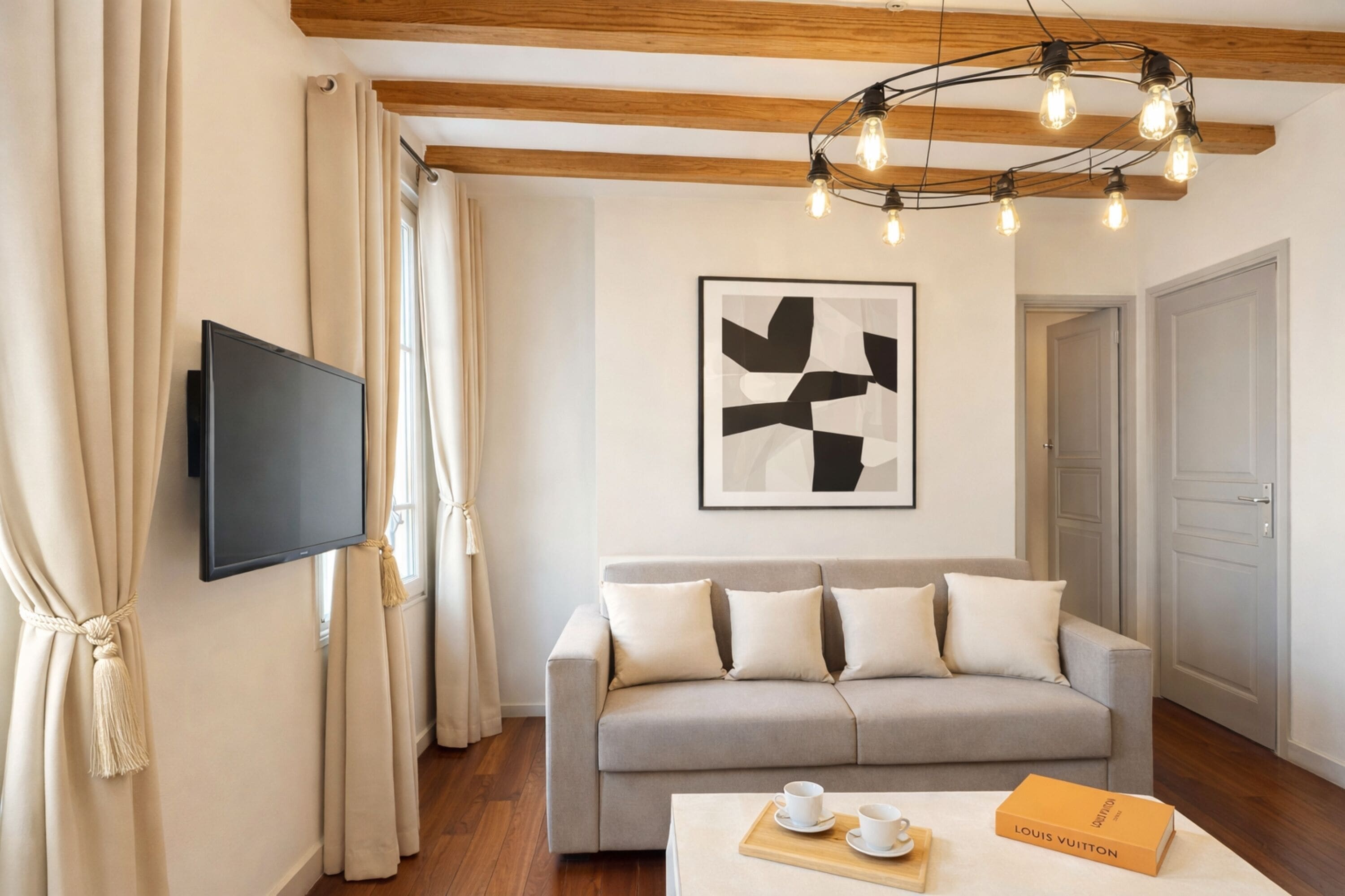 Apartamento superior, vista para o pátio | Área de estar | Smart TV 80 cm com canais digitais