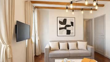 Apartamento superior, vista para o pátio | Área de estar | Smart TV 80 cm com canais digitais