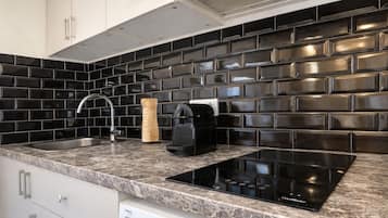 Apartamento superior, vista para o pátio | Cozinha privada | Máquina de café expresso, chaleira elétrica