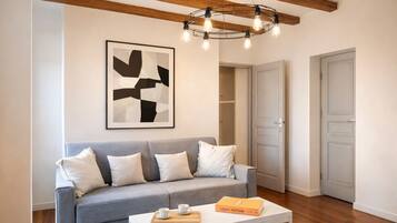 Superior Apartment, Courtyard View | Living area