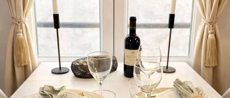 スーペリア アパートメント コートヤードビュー | リビング エリア | 80 cmのスマートテレビ (デジタル放送視聴可)