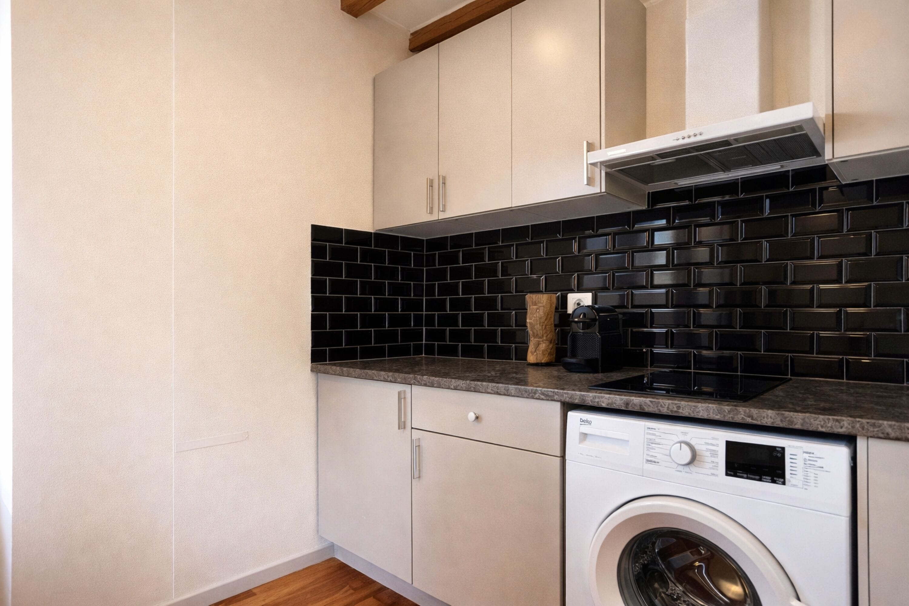 Apartamento superior, vista para o pátio | Cozinha privada | Máquina de café expresso, chaleira elétrica