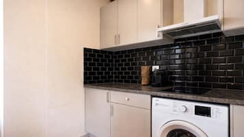 Apartamento superior, vista para o pátio | Cozinha privada | Máquina de café expresso, chaleira elétrica