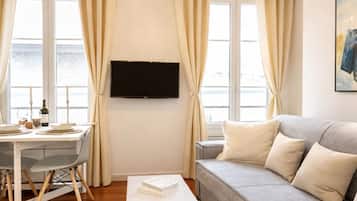 Superior Apartment, Courtyard View | Living area