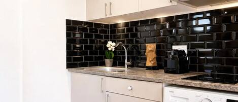 Appartement Supérieur, vue cour intérieure | Cuisine privée | Machine à expresso, bouilloire électrique