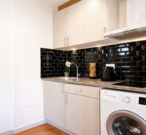 Apartament superior, vistes al pati | Cuina privada | Cafetera exprés i bullidora elèctrica 