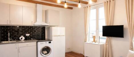 Superior Apartment, Courtyard View | Private kitchen