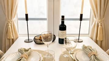 Superior-lejlighed - udsigt til gårdsplads | Opholdsområde | 80-centimeters smart-tv med digitale kanaler