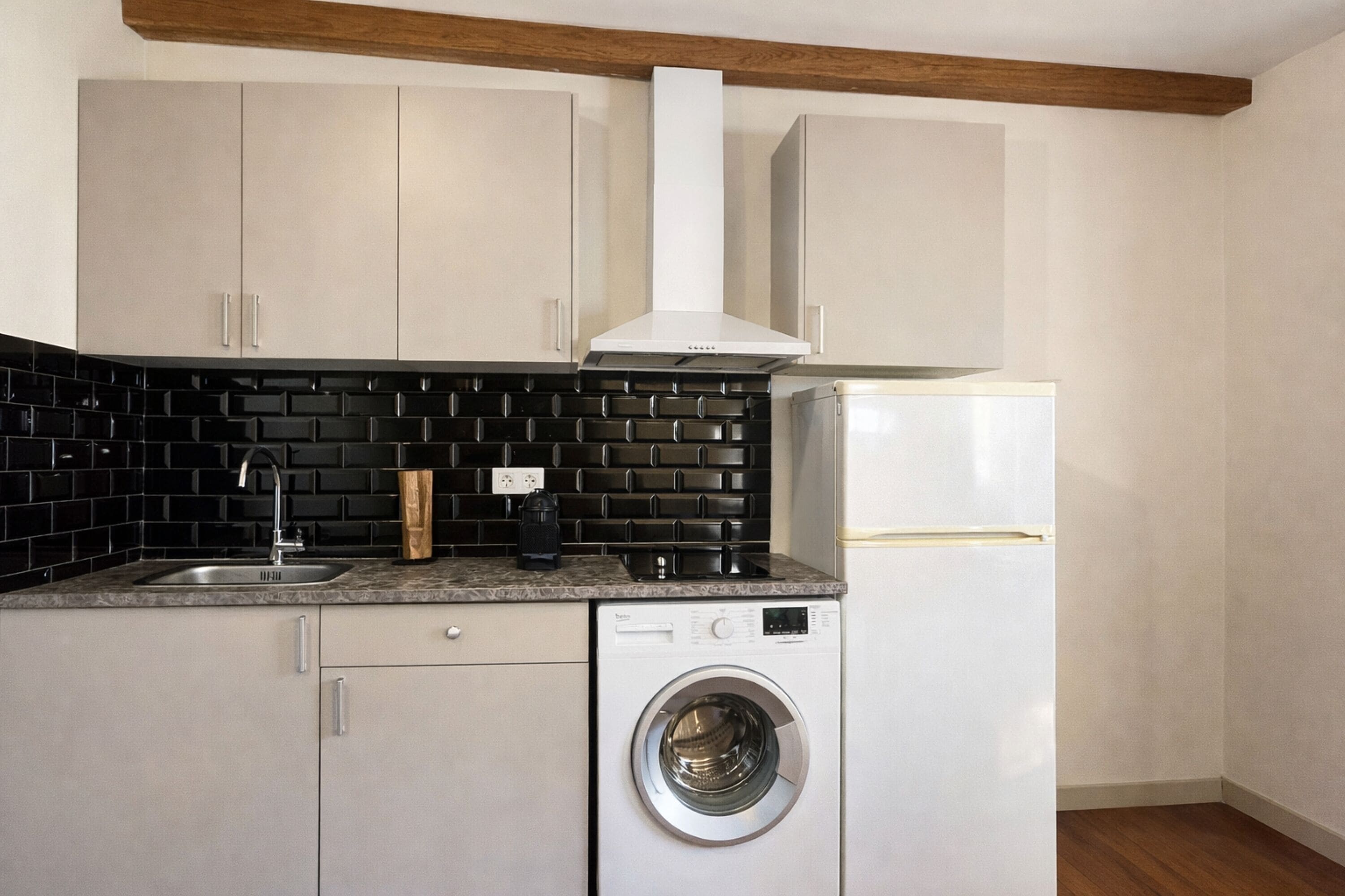 Apartamento superior, vistas al patio | Cocina privada | Máquina de café espresso y hervidor eléctrico