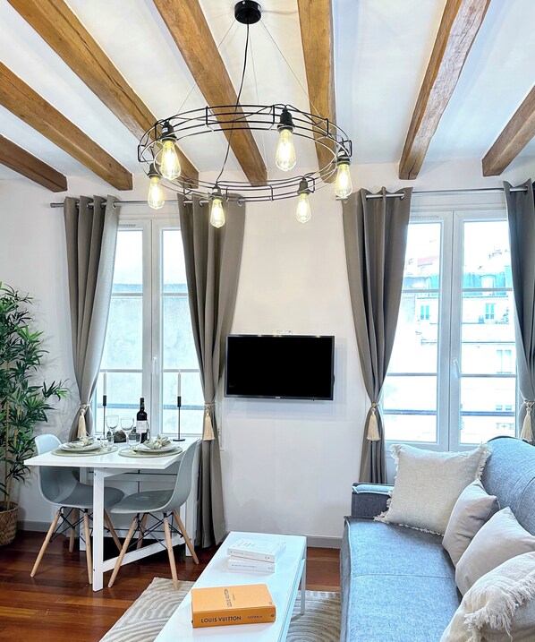 Living area - 1579 StDominique3 (Paris)