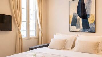 Superior Apartment, Courtyard View | Living area