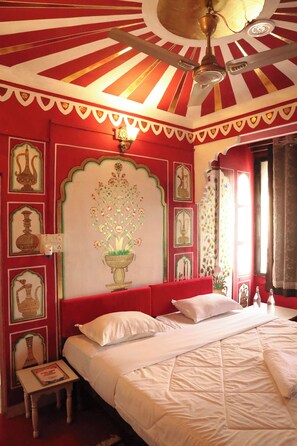 Royal Room, Lake View | Soundproofing, free WiFi - Island Tower Guest House (Udaipur)