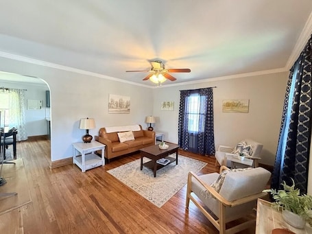 Smart TV. Hilltop Hideaway-charming 2 bedroom home, family friendly, WiFi , AC ,