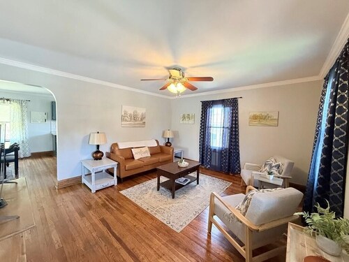 Hilltop Hideaway-charming 2 bedroom home, family friendly, WiFi , AC ,