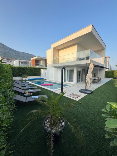 Charming 4-bedroom villa with WiFi, AC in delightful Kaštel Gomilica