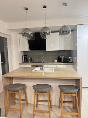 Micro-ondes, four, plaque de cuisson, lave-vaisselle