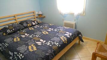 2 slaapkamers, een strijkplank/strijkijzer, reisbedje, gratis wifi