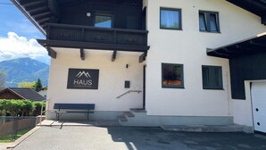 Un edificio a due piani con un cartello che recita "HAUS SONNENSTRAHL" e una panchina all'esterno.