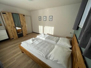 5 slaapkamers, een strijkplank/strijkijzer, wifi, beddengoed