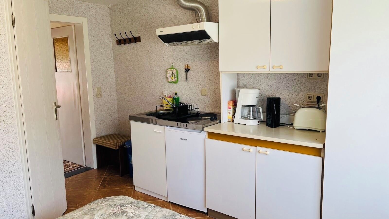 Kühlschrank, Herdplatte, Wasserkocher mit Kaffee-/Teezubehör
