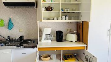 Kühlschrank, Herdplatte, Wasserkocher mit Kaffee-/Teezubehör