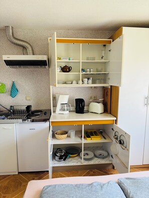 冷蔵庫、コンロ、コーヒー / ティーメーカー、電気ポット