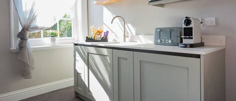 Réfrigérateur, micro-ondes, batterie de cuisine, vaisselle et ustensiles