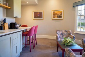 Fridge, microwave, espresso maker, electric kettle - Poets 24 Apartments (Ely)