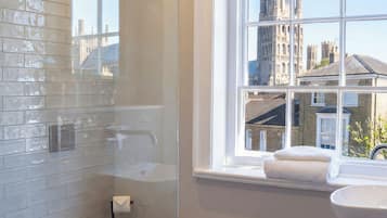 Studio Classique, coin cuisine, vue ville | Salle de bain | Douche, sĂšche-cheveux, serviettes fournies, savon